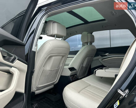 Чорний Ауді Q8 e-tron, об'ємом двигуна 0 л та пробігом 49 тис. км за 44200 $, фото 22 на Automoto.ua