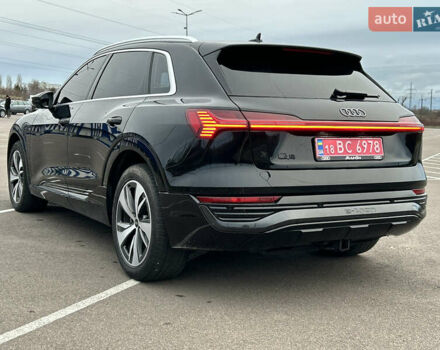 Чорний Ауді Q8 e-tron, об'ємом двигуна 0 л та пробігом 49 тис. км за 44200 $, фото 5 на Automoto.ua