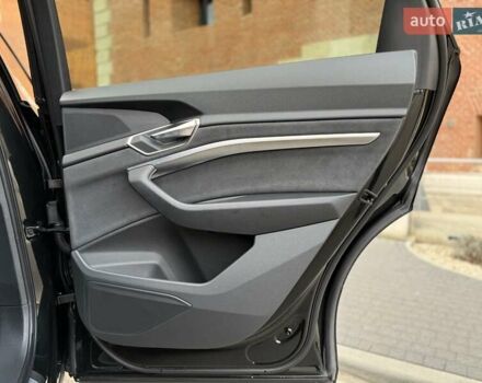 Чорний Ауді Q8 e-tron, об'ємом двигуна 0 л та пробігом 22 тис. км за 50999 $, фото 35 на Automoto.ua