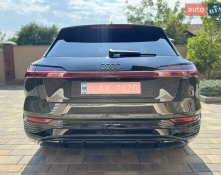 Черный Ауди Q8 e-tron, объемом двигателя 0 л и пробегом 31 тыс. км за 57900 $, фото 7 на Automoto.ua