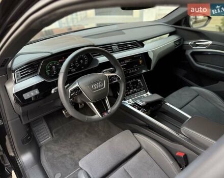 Чорний Ауді Q8 e-tron, об'ємом двигуна 0 л та пробігом 22 тис. км за 50999 $, фото 17 на Automoto.ua