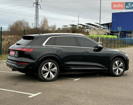 Чорний Ауді Q8 e-tron, об'ємом двигуна 0 л та пробігом 49 тис. км за 44200 $, фото 8 на Automoto.ua