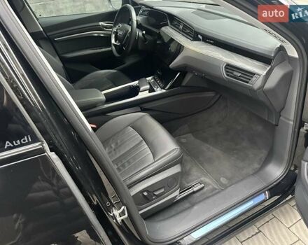 Черный Ауди Q8 e-tron, объемом двигателя 0 л и пробегом 27 тыс. км за 47900 $, фото 13 на Automoto.ua