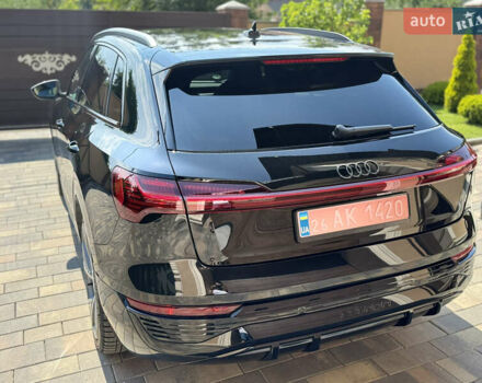 Черный Ауди Q8 e-tron, объемом двигателя 0 л и пробегом 31 тыс. км за 57900 $, фото 5 на Automoto.ua
