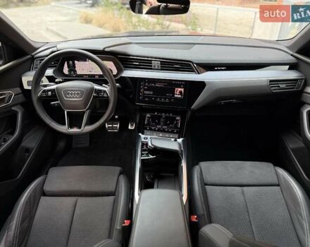 Чорний Ауді Q8 e-tron, об'ємом двигуна 0 л та пробігом 22 тис. км за 50999 $, фото 42 на Automoto.ua