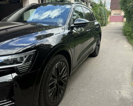 Черный Ауди Q8 e-tron, объемом двигателя 0 л и пробегом 35 тыс. км за 70000 $, фото 1 на Automoto.ua