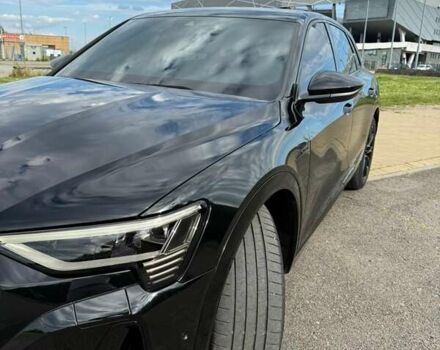 Черный Ауди Q8 e-tron, объемом двигателя 0 л и пробегом 33 тыс. км за 51115 $, фото 2 на Automoto.ua