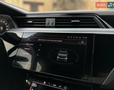 Чорний Ауді Q8 e-tron, об'ємом двигуна 0 л та пробігом 22 тис. км за 50999 $, фото 38 на Automoto.ua