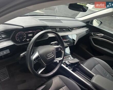 Черный Ауди Q8 e-tron, объемом двигателя 0 л и пробегом 27 тыс. км за 47900 $, фото 12 на Automoto.ua