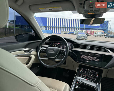 Чорний Ауді Q8 e-tron, об'ємом двигуна 0 л та пробігом 49 тис. км за 44200 $, фото 23 на Automoto.ua