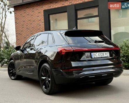 Чорний Ауді Q8 e-tron, об'ємом двигуна 0 л та пробігом 22 тис. км за 50999 $, фото 5 на Automoto.ua