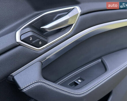 Чорний Ауді Q8 e-tron, об'ємом двигуна 0 л та пробігом 16 тис. км за 48500 $, фото 55 на Automoto.ua