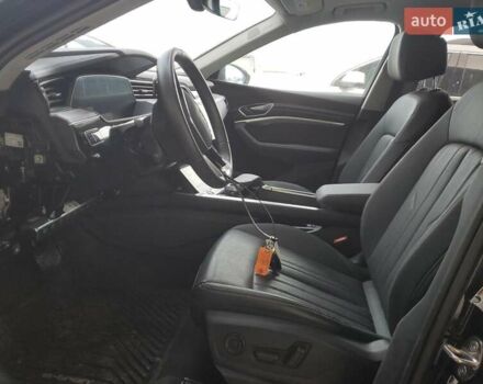 Чорний Ауді Q8 e-tron, об'ємом двигуна 0 л та пробігом 16 тис. км за 34000 $, фото 6 на Automoto.ua