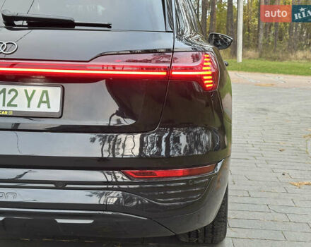 Чорний Ауді Q8 e-tron, об'ємом двигуна 0 л та пробігом 16 тис. км за 48500 $, фото 28 на Automoto.ua
