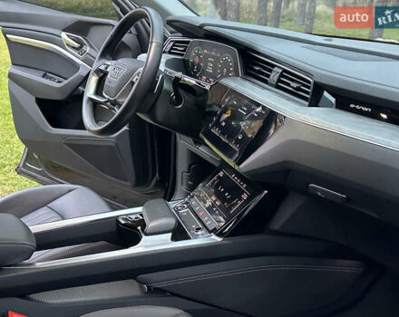 Чорний Ауді Q8 e-tron, об'ємом двигуна 0 л та пробігом 16 тис. км за 48500 $, фото 51 на Automoto.ua
