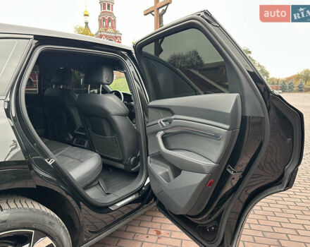 Чорний Ауді Q8 e-tron, об'ємом двигуна 0 л та пробігом 25 тис. км за 54000 $, фото 22 на Automoto.ua