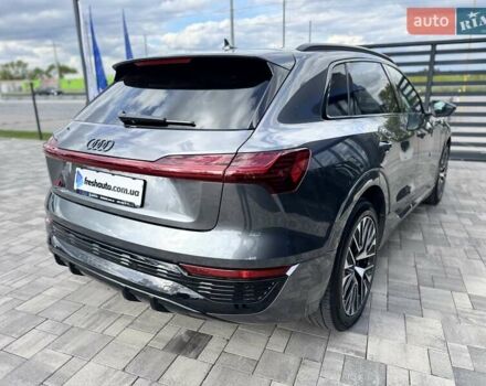 Сірий Ауді Q8 e-tron, об'ємом двигуна 0 л та пробігом 22 тис. км за 59000 $, фото 13 на Automoto.ua