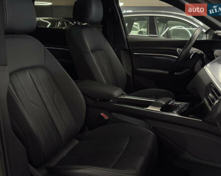 Серый Ауди Q8 e-tron, объемом двигателя 0 л и пробегом 24 тыс. км за 48989 $, фото 16 на Automoto.ua