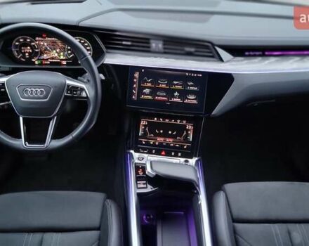 Сірий Ауді Q8 e-tron, об'ємом двигуна 0 л та пробігом 34 тис. км за 65000 $, фото 63 на Automoto.ua