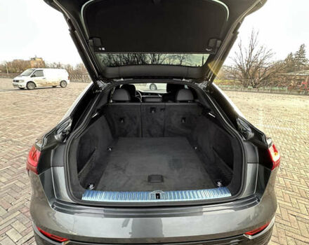 Сірий Ауді Q8 e-tron, об'ємом двигуна 0 л та пробігом 16 тис. км за 47500 $, фото 8 на Automoto.ua