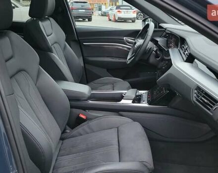 Сірий Ауді Q8 e-tron, об'ємом двигуна 0 л та пробігом 21 тис. км за 48500 $, фото 26 на Automoto.ua