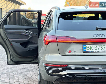 Сірий Ауді Q8 e-tron, об'ємом двигуна 0 л та пробігом 41 тис. км за 64000 $, фото 39 на Automoto.ua