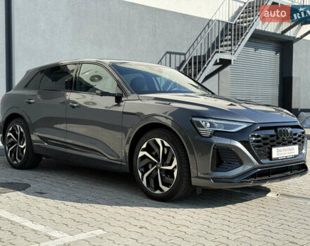 Сірий Ауді Q8 e-tron, об'ємом двигуна 0 л та пробігом 40 тис. км за 57900 $, фото 4 на Automoto.ua