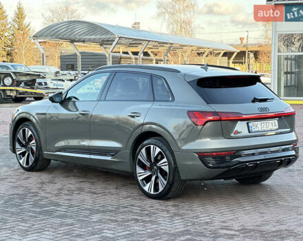 Сірий Ауді Q8 e-tron, об'ємом двигуна 0 л та пробігом 41 тис. км за 64000 $, фото 4 на Automoto.ua