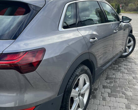 Серый Ауди Q8 e-tron, объемом двигателя 0 л и пробегом 25 тыс. км за 38200 $, фото 6 на Automoto.ua