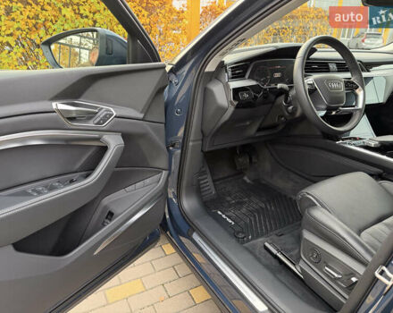Серый Ауди Q8 e-tron, объемом двигателя 0 л и пробегом 33 тыс. км за 59000 $, фото 7 на Automoto.ua
