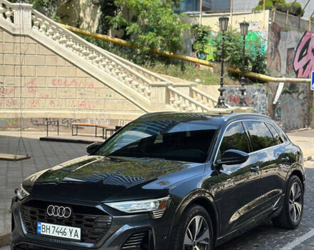 Серый Ауди Q8 e-tron, объемом двигателя 0 л и пробегом 4 тыс. км за 50999 $, фото 5 на Automoto.ua