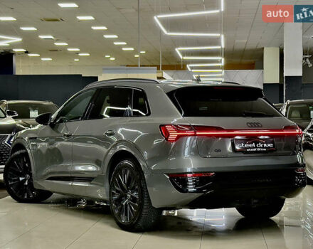 Серый Ауди Q8 e-tron, объемом двигателя 0 л и пробегом 24 тыс. км за 48989 $, фото 2 на Automoto.ua