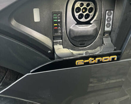 Серый Ауди Q8 e-tron, объемом двигателя 0 л и пробегом 25 тыс. км за 38200 $, фото 28 на Automoto.ua