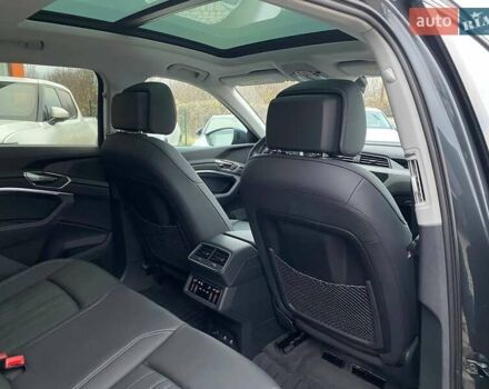 Сірий Ауді Q8 e-tron, об'ємом двигуна 0 л та пробігом 31 тис. км за 42300 $, фото 22 на Automoto.ua
