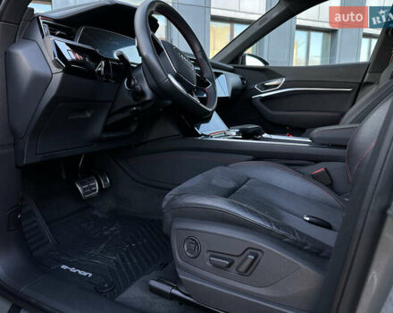Сірий Ауді Q8 e-tron, об'ємом двигуна 0 л та пробігом 41 тис. км за 64000 $, фото 28 на Automoto.ua