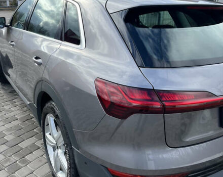 Серый Ауди Q8 e-tron, объемом двигателя 0 л и пробегом 25 тыс. км за 38200 $, фото 8 на Automoto.ua