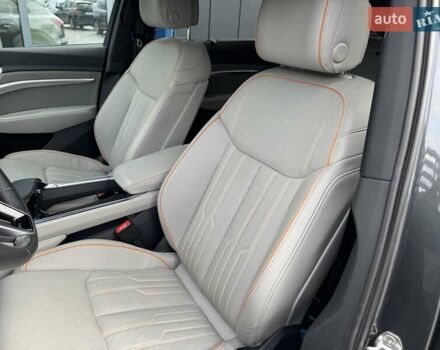 Сірий Ауді Q8 e-tron, об'ємом двигуна 0 л та пробігом 22 тис. км за 59000 $, фото 20 на Automoto.ua