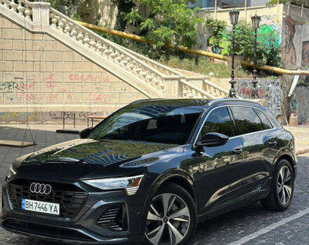 Серый Ауди Q8 e-tron, объемом двигателя 0 л и пробегом 4 тыс. км за 50999 $, фото 2 на Automoto.ua