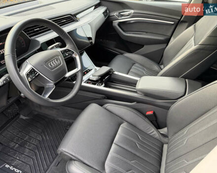 Серый Ауди Q8 e-tron, объемом двигателя 0 л и пробегом 33 тыс. км за 59000 $, фото 8 на Automoto.ua