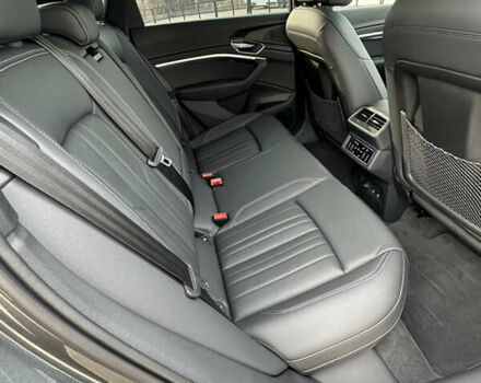 Сірий Ауді Q8 e-tron, об'ємом двигуна 0 л та пробігом 16 тис. км за 47500 $, фото 47 на Automoto.ua