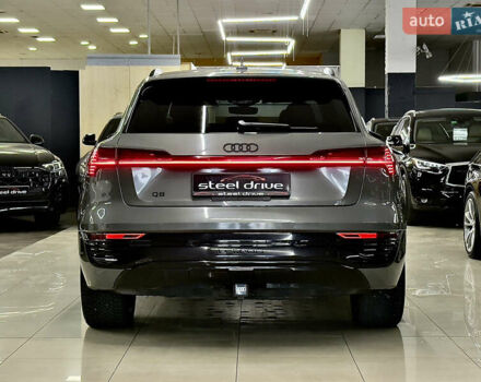 Серый Ауди Q8 e-tron, объемом двигателя 0 л и пробегом 24 тыс. км за 48989 $, фото 5 на Automoto.ua