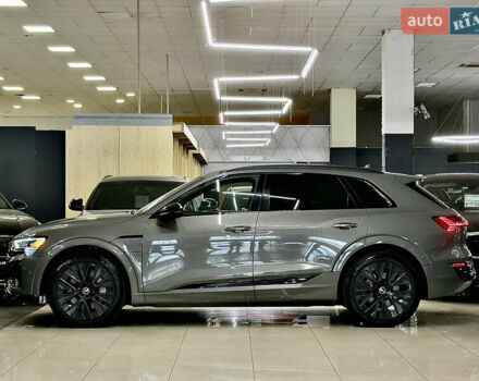 Серый Ауди Q8 e-tron, объемом двигателя 0 л и пробегом 24 тыс. км за 49999 $, фото 6 на Automoto.ua