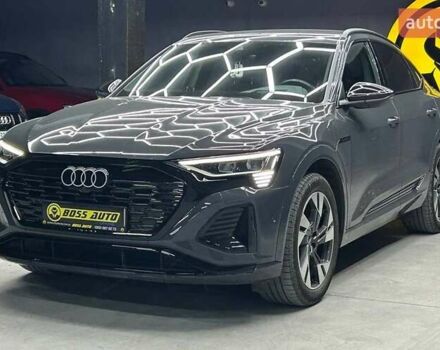Сірий Ауді Q8 e-tron, об'ємом двигуна 0 л та пробігом 26 тис. км за 69500 $, фото 2 на Automoto.ua