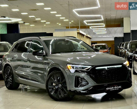 Серый Ауди Q8 e-tron, объемом двигателя 0 л и пробегом 24 тыс. км за 48989 $, фото 3 на Automoto.ua