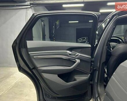 Сірий Ауді Q8 e-tron, об'ємом двигуна 0 л та пробігом 26 тис. км за 69500 $, фото 21 на Automoto.ua