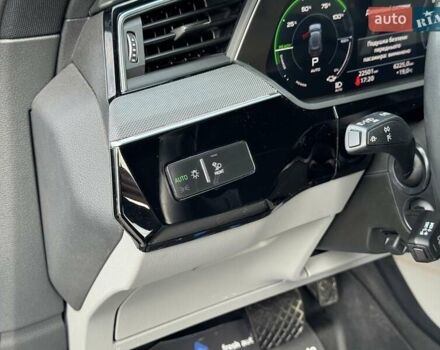 Серый Ауди Q8 e-tron, объемом двигателя 0 л и пробегом 22 тыс. км за 59000 $, фото 16 на Automoto.ua