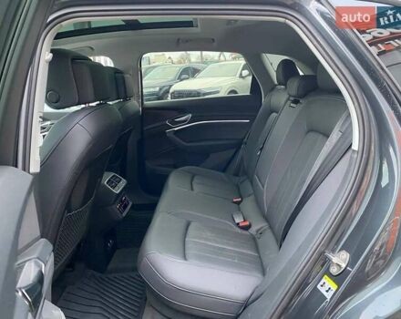 Сірий Ауді Q8 e-tron, об'ємом двигуна 0 л та пробігом 31 тис. км за 42300 $, фото 19 на Automoto.ua