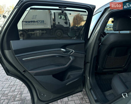 Сірий Ауді Q8 e-tron, об'ємом двигуна 0 л та пробігом 41 тис. км за 64000 $, фото 21 на Automoto.ua