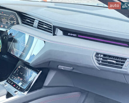 Сірий Ауді Q8 e-tron, об'ємом двигуна 0 л та пробігом 41 тис. км за 64000 $, фото 31 на Automoto.ua