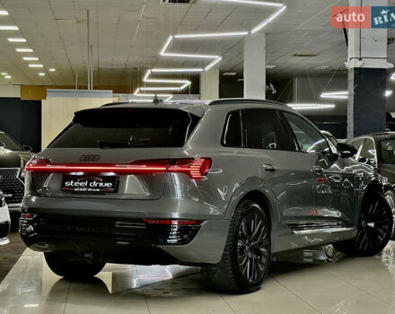 Серый Ауди Q8 e-tron, объемом двигателя 0 л и пробегом 24 тыс. км за 48989 $, фото 1 на Automoto.ua